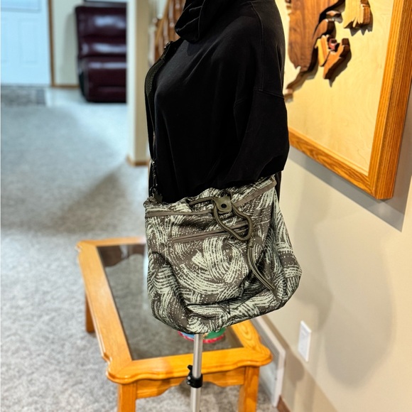 Lululemon Diversity Bag Wanderlust 2016 Mini Wavy Desert Olive Fatigue Rare - Picture 12 of 12